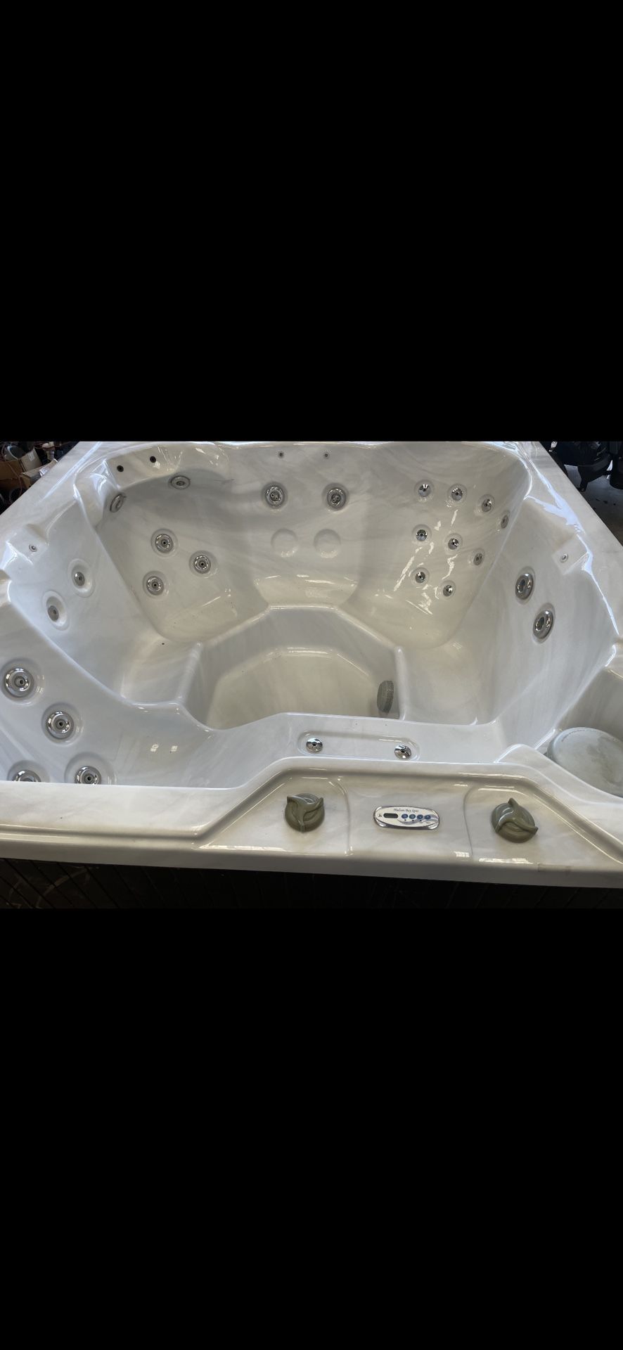Refurbished 6 Person Hudson Bay Hot Tub