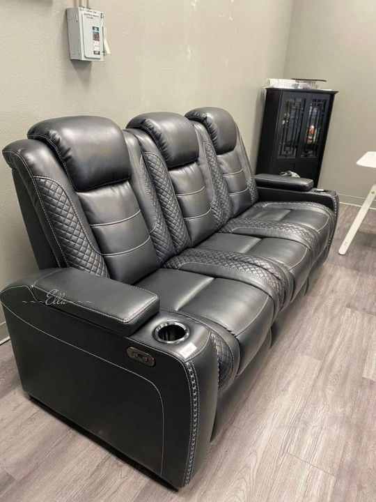 👍Party Midnight Time Power Reclining Sofa
Ashley Furniture $20 Down Payment and delivery available 