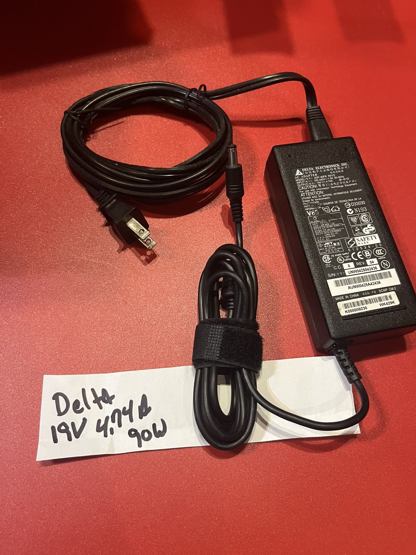 Delta 19V 4.74A 90W laptop, power supply AC adapter
