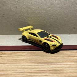 Hot Wheels Loose / Aston Martin Vantage GTE / Yellow