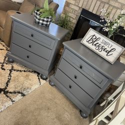 ✨✨ GORGEOUS GRAY SOLID WOOD SET OF GRAY MATCHING NIGHTSTANDS 