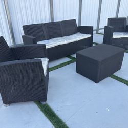 Muebles sofá ,2 sillones .mesa-sentro mas 5 cojines y delivery gratis asta su casa nuevos de paquete