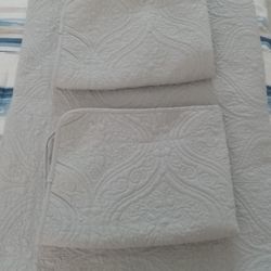 LIGHTWEIGHT QUILTED COMFORTER  QUEEN 
