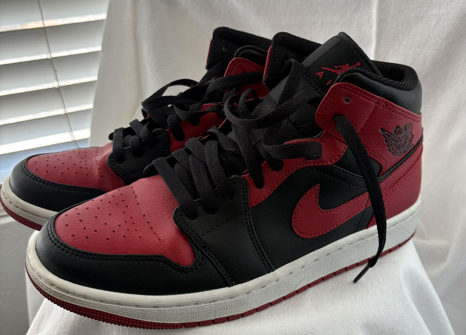 Jordan 1 Mid Bred