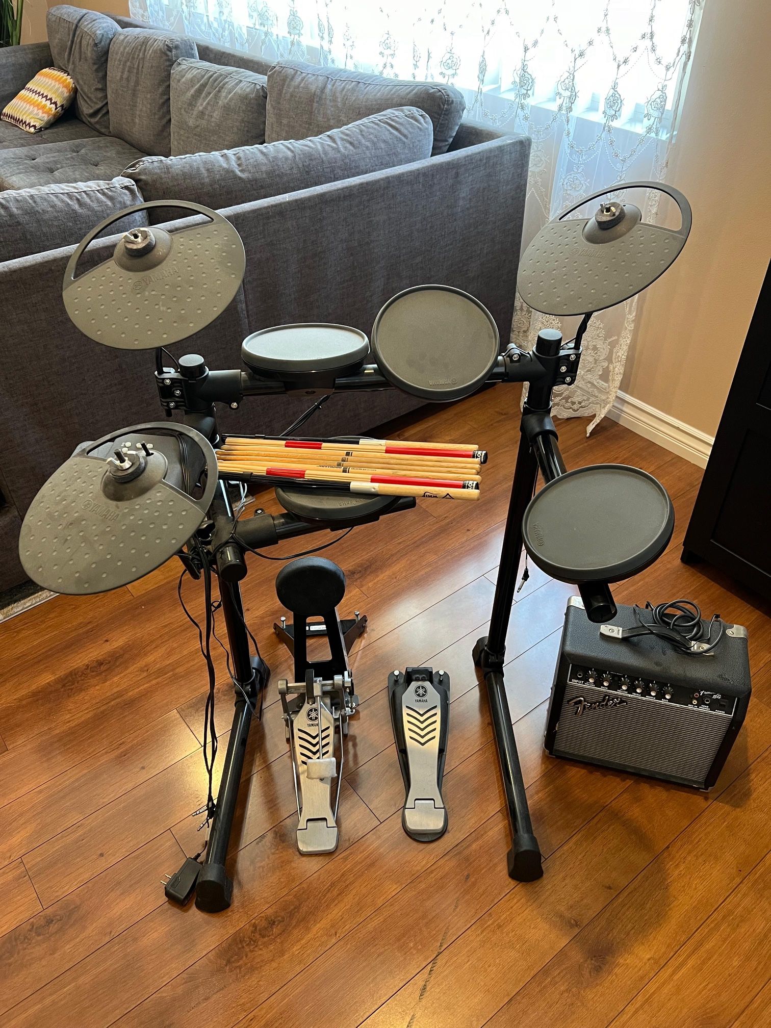 YAMAHA DTX430K ELECTRONIC DRUM SET with AMPLIFIER FENDER FRONTMAN 15G