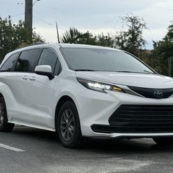 2022 TOYOTA SIENNA LE MINIVAN