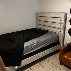 Venta Cama Tamaño Queen Size Colchón Usado Base En Buen Estado, Refrigerador Pequeño Trai Una Pequeña Fuga 