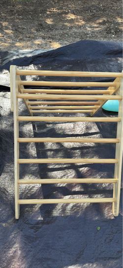 WOODEN KIDS CLIMBING FRAME — $30 🧗