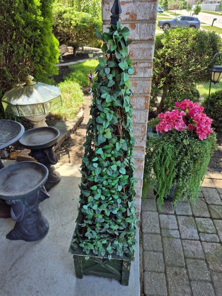 Topiary Porch Decor H 50", W 12"