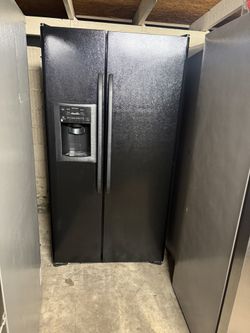 Ge Refrigerator/ No Ice Maker