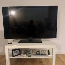 📺 TV + Stand + Roku – Ready to Stream