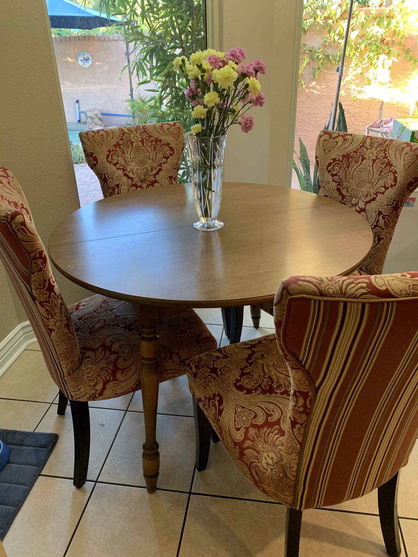 Kitchen table and 4 chairs. table leaf