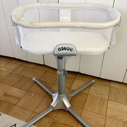 HALO Swivel BassiNest Sleeper – Excellent Condition, Clean