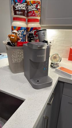 Keurig(pretty much new..DOESNT WORK BUT LIGHT TURNS ON