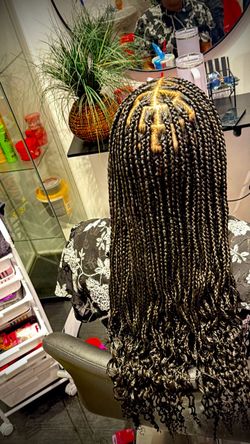 Individual knotless braids