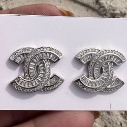 New 18k Stainless Steel Silver Comes With Logo Bag 