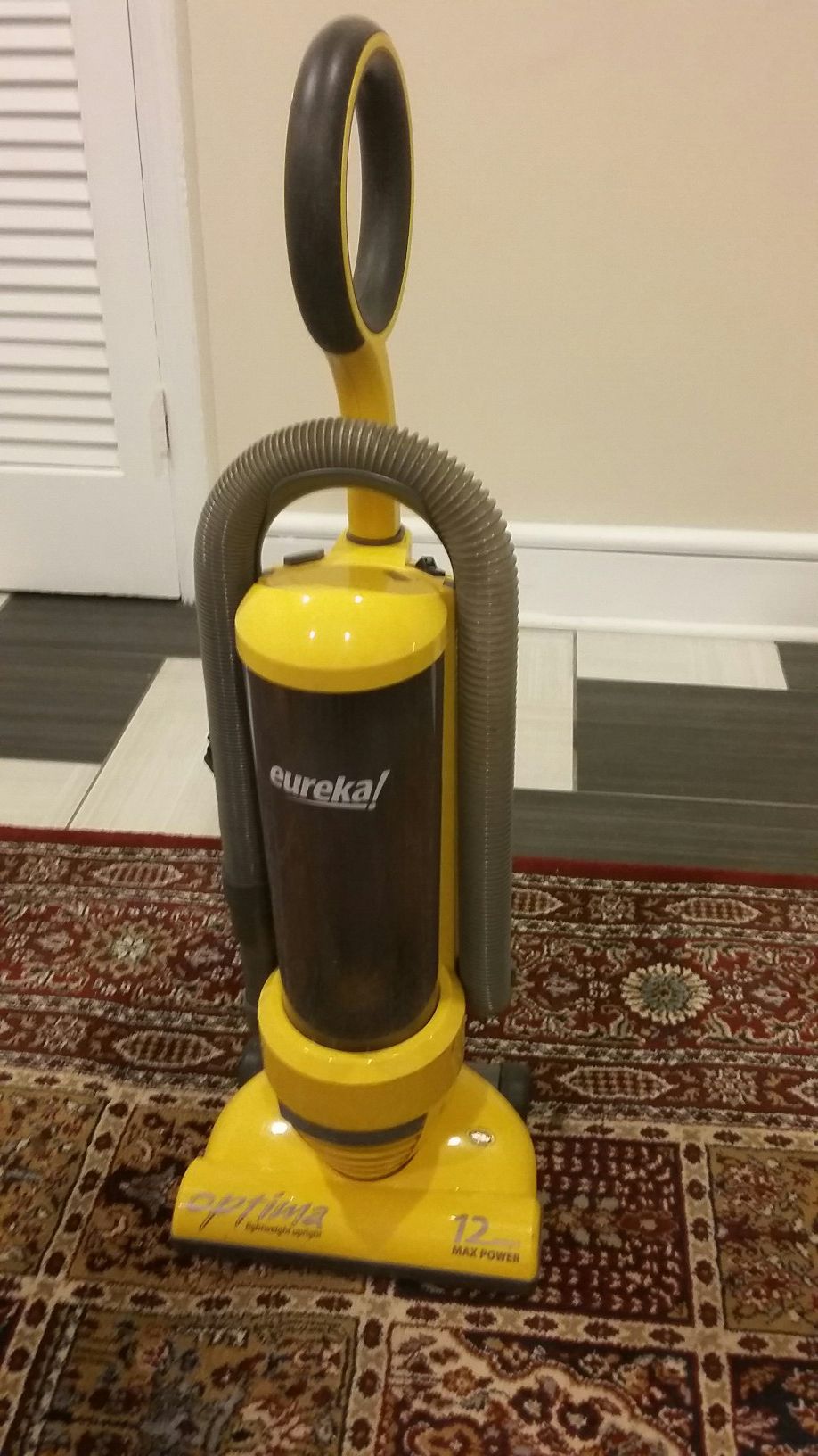 BEAUTIFUL EUREKA OPTIMA 12 AMPS BAGLESS VACUUM CLEANER WITH EXTENDABLE HANDLE. EXCELLENT CONDITION LIKE NEW