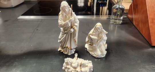 Mikasa KT421-695 Gold accent 1980's Holy Night Nativity Set