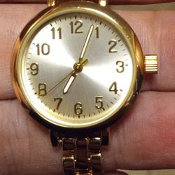 LADIES BRACELET WATCH--GOLD TONE---COMPLIMENTARY BATTERY INCLUDED