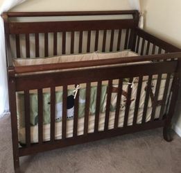 Crib and Changing Table w/drawers