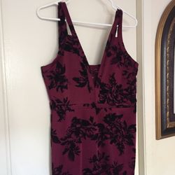 Absolutely gorgeous dress! These pictures don’t do the dress justice. Burgundy wine in color w/black velvet floral print. The dress has a mermaid fla