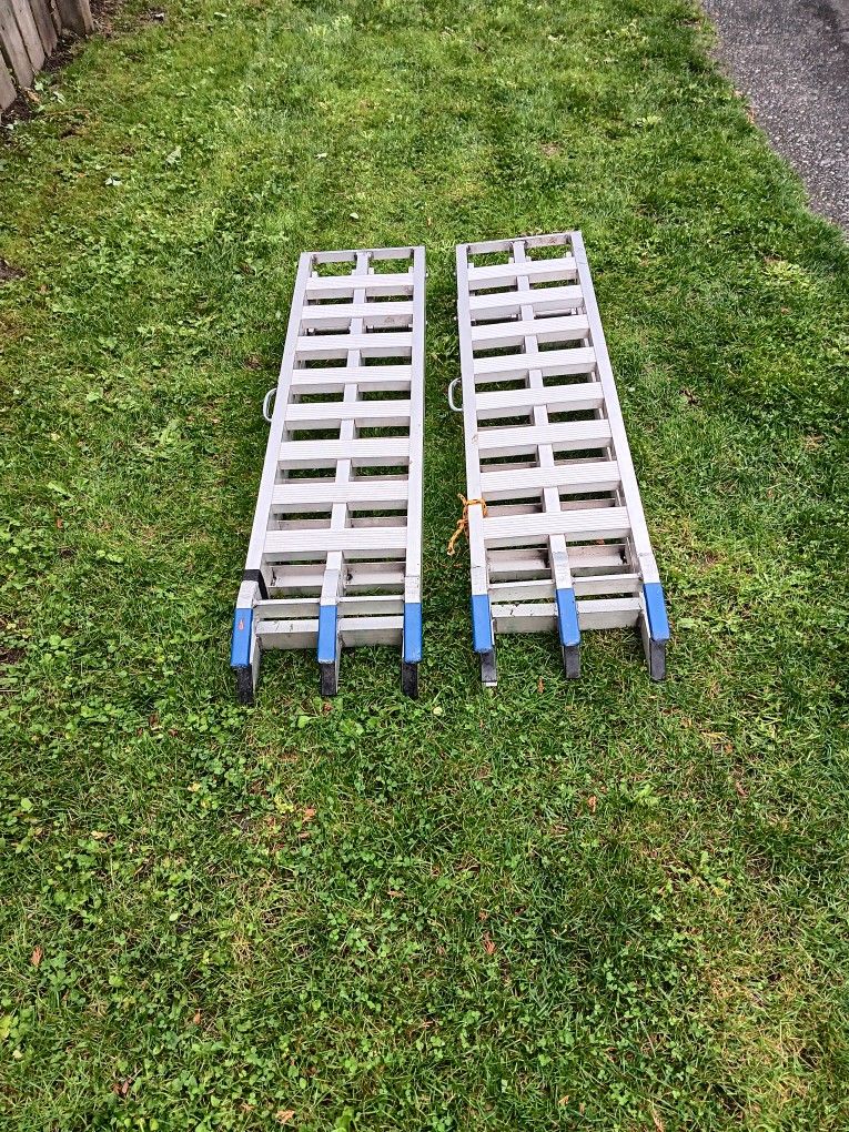 Heavy Duty aluminum folding ramps 7.1/2 foot long by 1 foot wide dirt bike or golf carts or riding mower mower work great