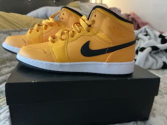 Alr jordan 1 mid 6Y