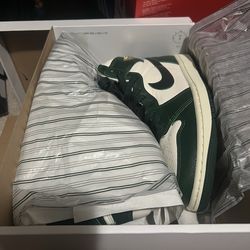 Nike women’s air Jordan 1 retro hi size 8