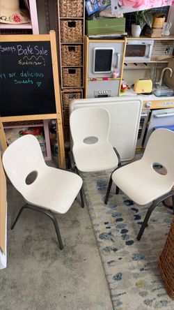 Kids table 3 chairs