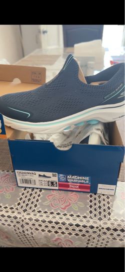 Brand new sketchers slip on 6 1/2. Never worn.