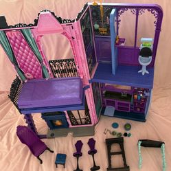 Monster High Bootique Like New 