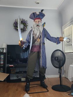 Pirate Captain Cuts animatronic
