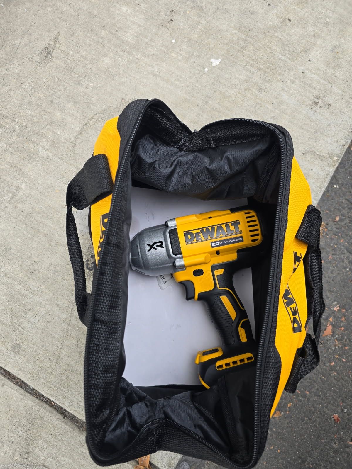 Brand new Dewalt 20v cordless impact wrench, 1/2 drive size, 3 speed setting,1,015ft-lb torque brushless. (TOOL ONLY)