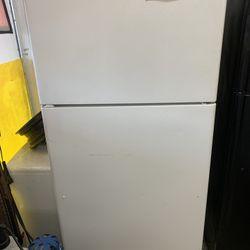 GE Refrigerator White Ex Large Excellent  .  Warranty  . Delivery Available . 2203 Fowler St. 33901