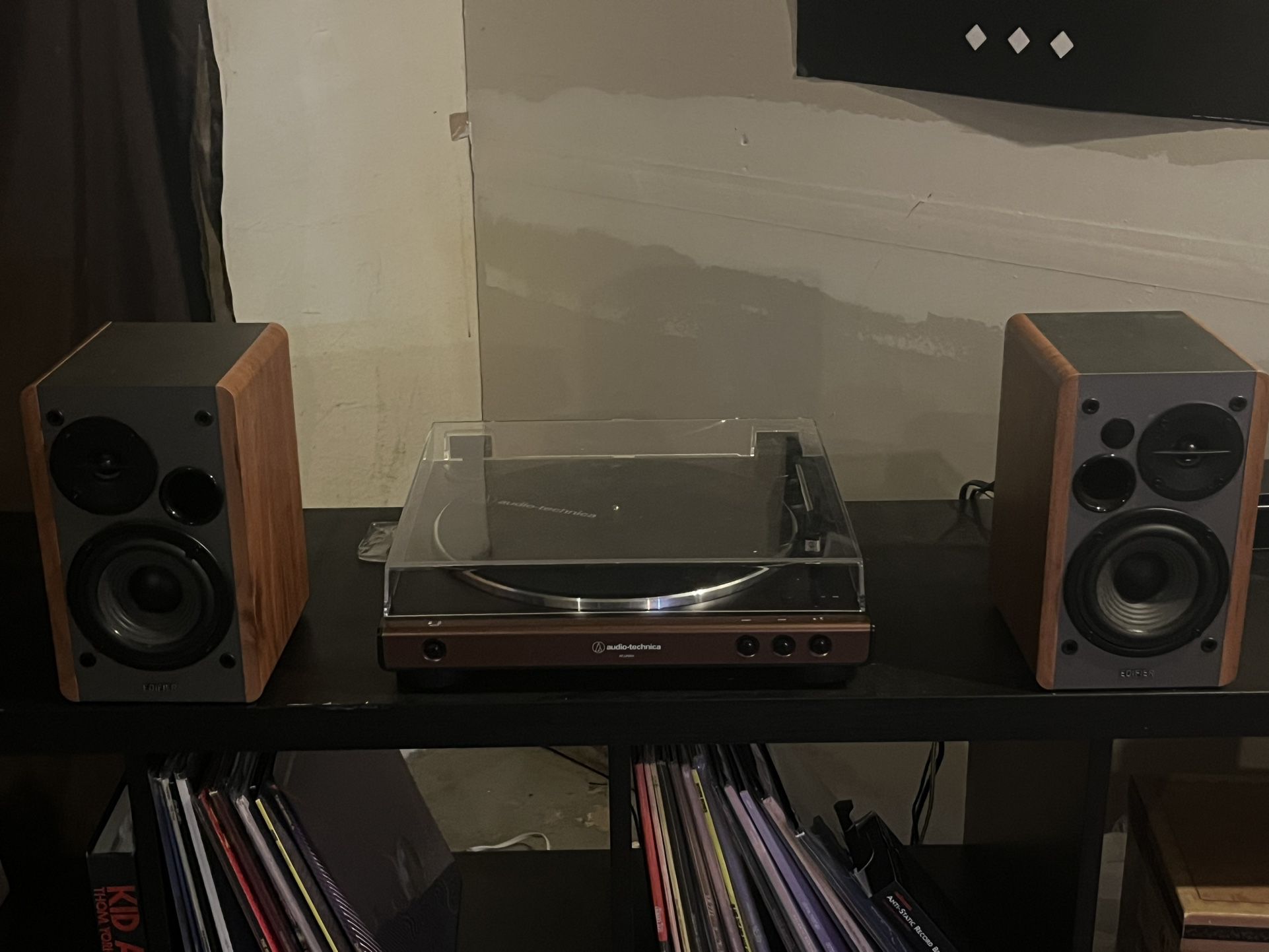 record player and speakers audio technica edifier