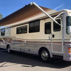1999 Fleetwood Discovery Cummins Diesel Pusher 