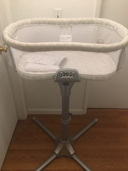 Halo swivel sleeper baby bassinet with music light and vibration