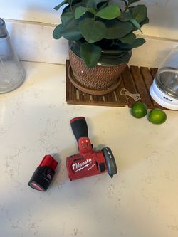 Milwaukee m12 cut off saw tool con bateria y cargador $100 firme precio
