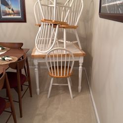 Dinette table And Chairs 