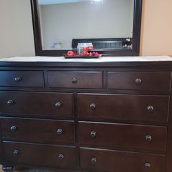 Dresser With Mirror 