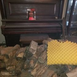 Hard very old piano Plays good