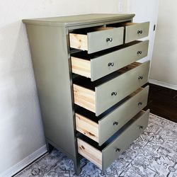 🪴Beautiful Olive Green Six Drawer Dresser! Delivery available! 👀