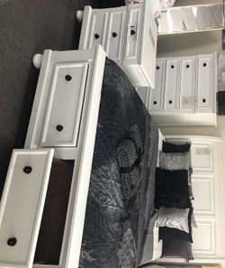 Pear White Storage Platform Sleigh Bedroom Set