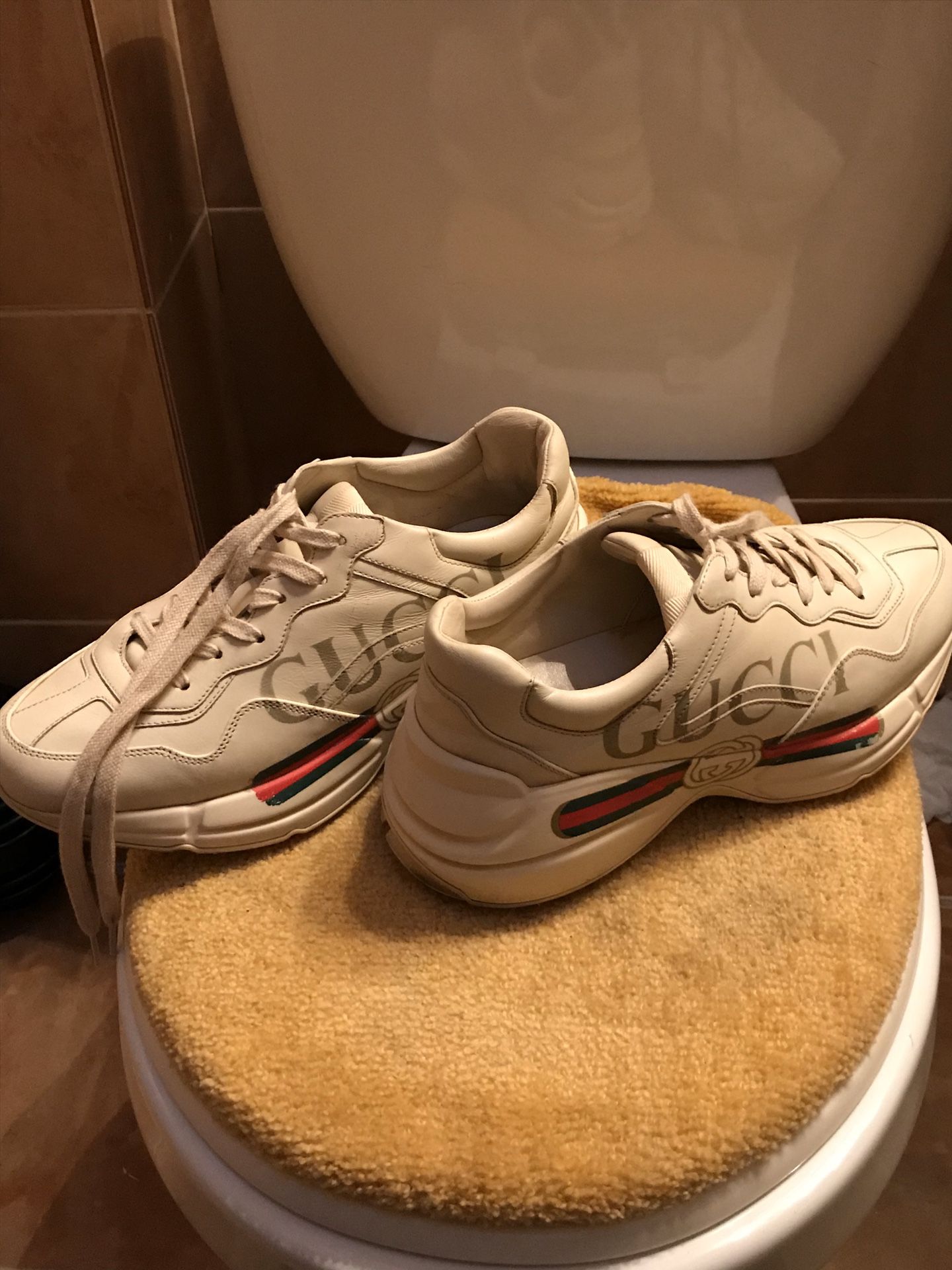 Gucci sneaker Old had for year and a half in my closet just want them out 200$ if u wear real shit then you know they real 🤷🏾‍♂️ want them say a pric