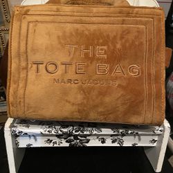 Fashionable the tote  bag by Mark Jacob. 