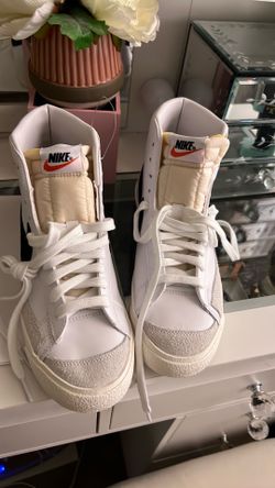 Nike athletic shoes unisex size 8 women