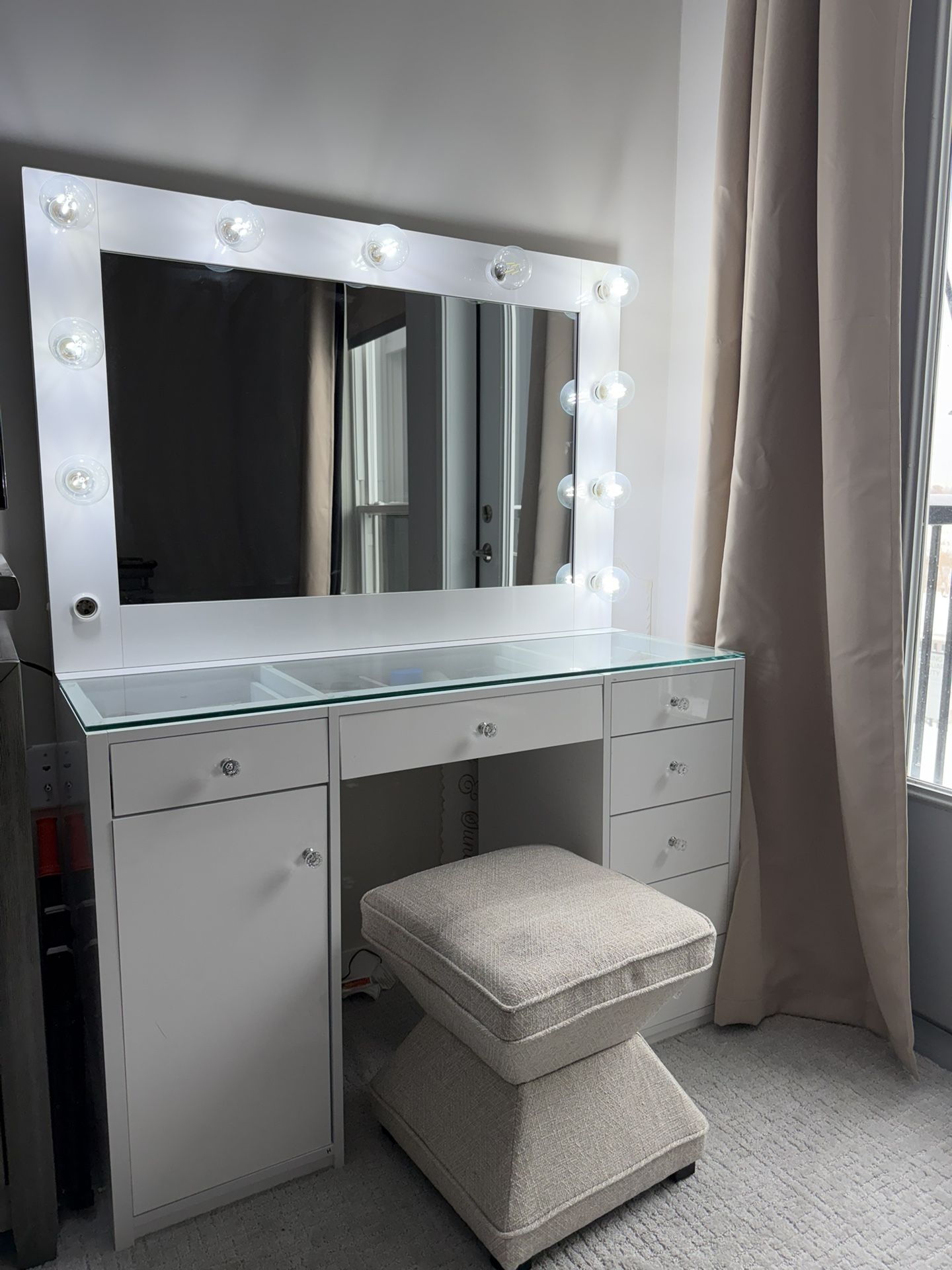 White LED Hollywood Makeup Vanity Set With Cushioned Chair (1 lightbulb missing)