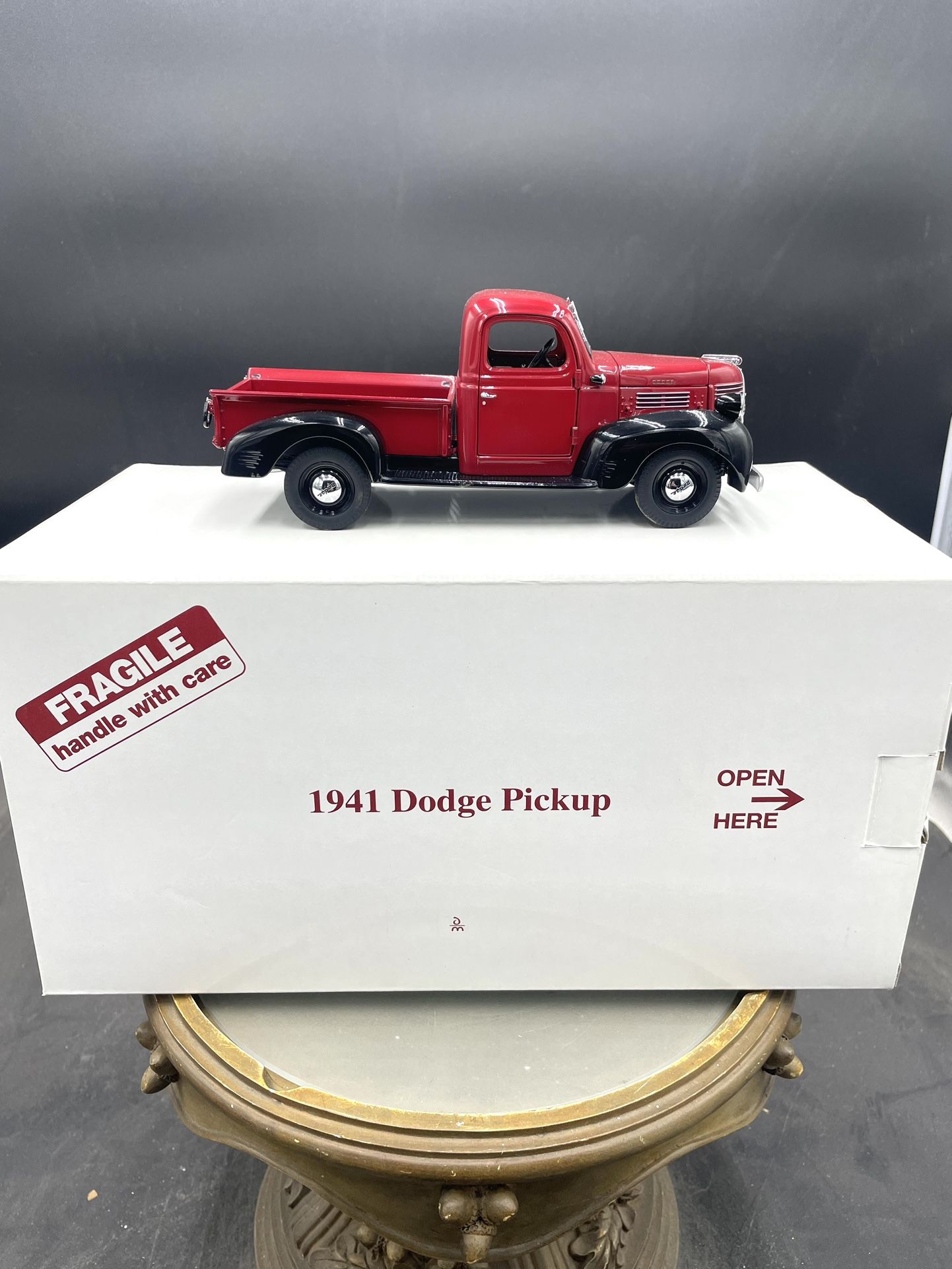 Danbury Mint 1941 Dodge Pickup Series WC Half-Ton Truck Red/Black 1/24 w/Box