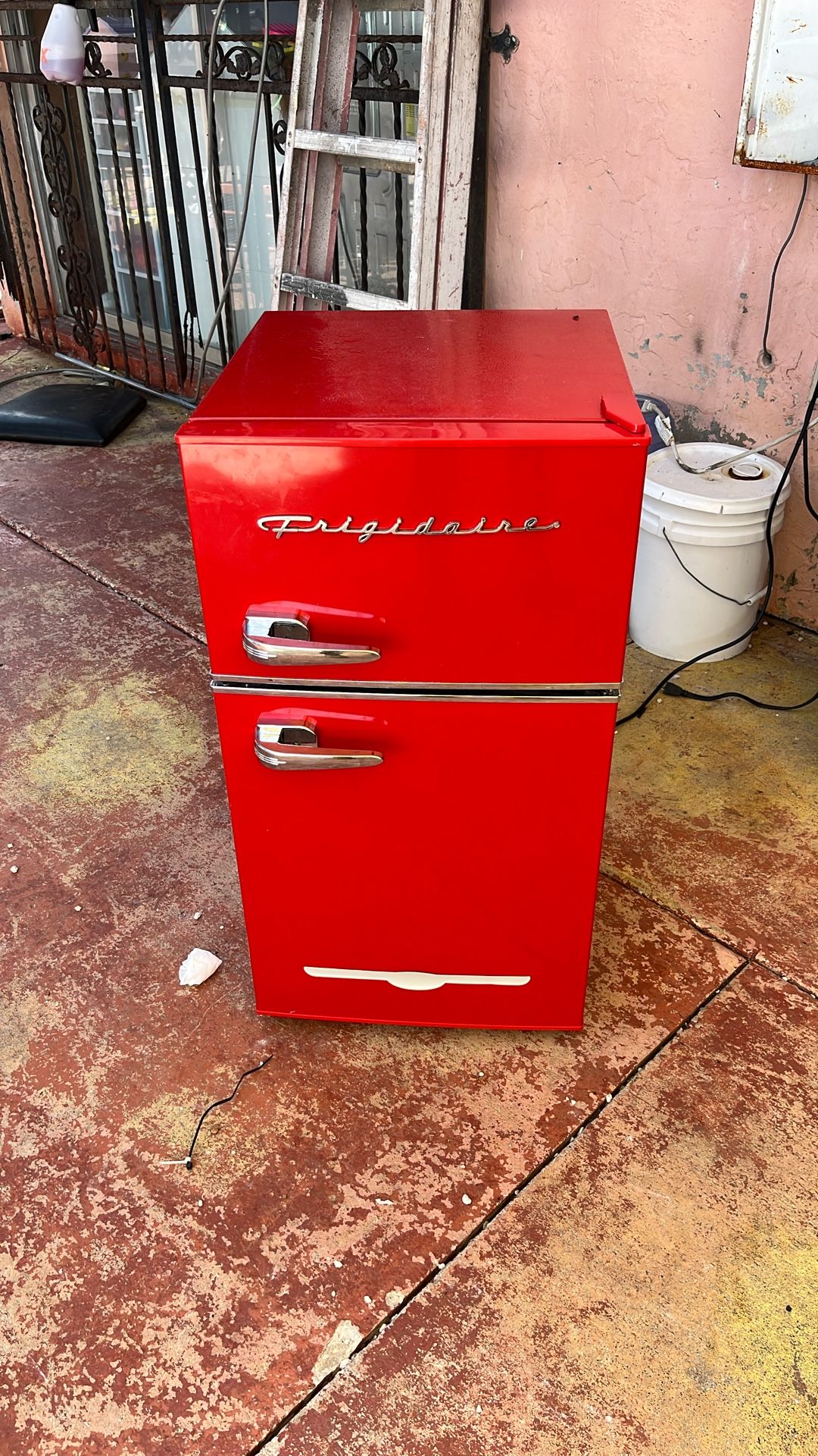 Frigidaire Retro Mini Fridge