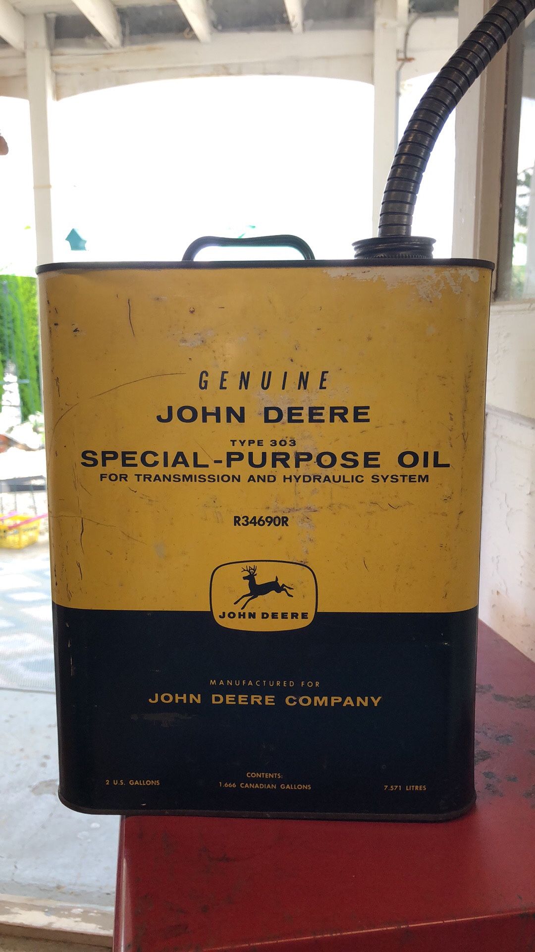 John Deere 2 gallon oil can